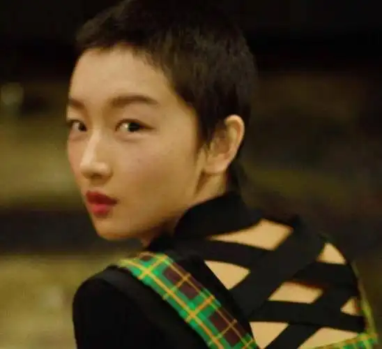 然而,为了追求时尚,娱乐圈的女明星也会尽量保持身材矮小.