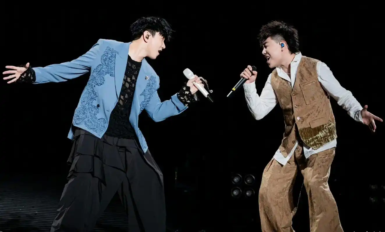 胡彦斌和林俊杰同台演唱,两位歌手状态真不错,你们最爱听他们哪首歌?