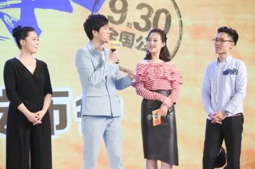 常远《羞羞的铁拳》发布会 与任素汐"撞脸"合影