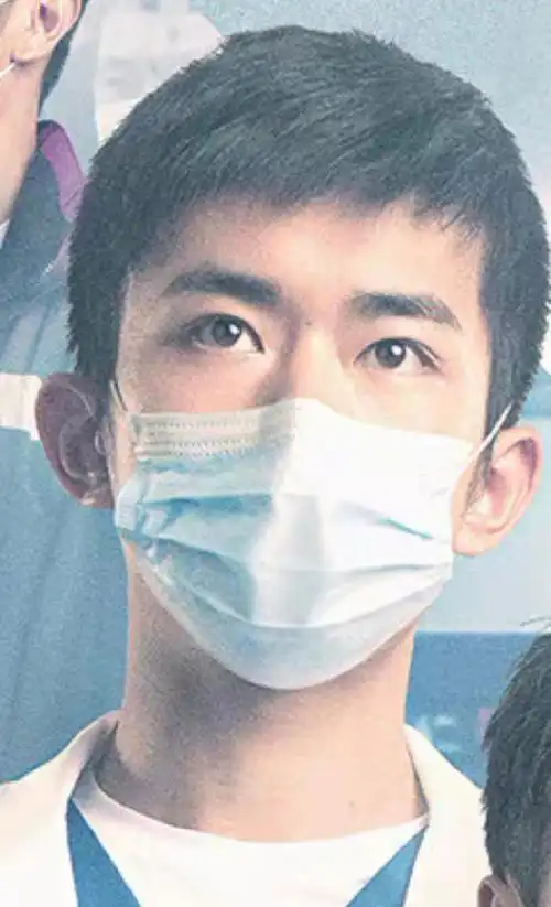 易烊千玺电影中国医生