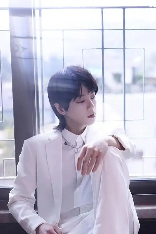 华晨宇品牌活动造型写真儒雅绅士穿白色西装搭配鲻鱼头发型