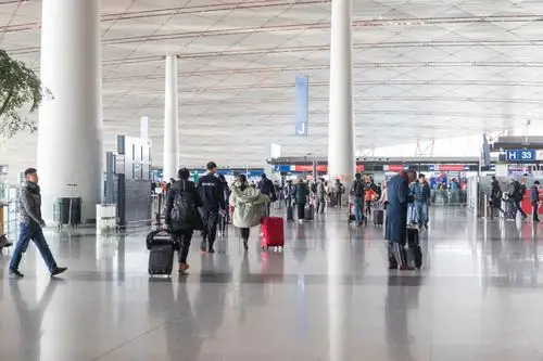 北京首都机场络绎不绝的游客