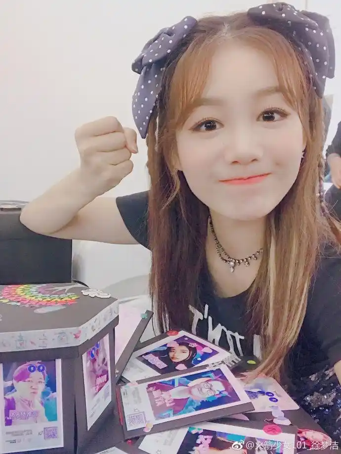 徐梦洁晒自拍俏皮wink电力十足 搞笑调侃自己刘海被啃过