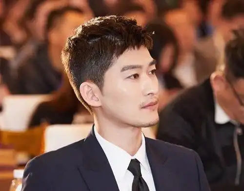 流星雨十年张翰解锁新饭碗 留胡子梳露额短发的翰boss斯文又成熟