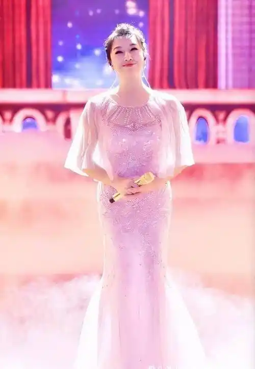 原创52岁江珊好有气质一袭蓝色碎花长裙华贵优雅风韵身材迷人大气