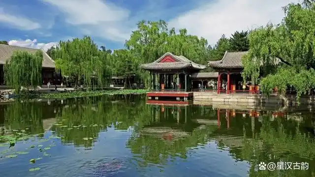 分布着静宜园,静明园,清漪园,圆明园,长春园,绮春园,畅春园,西花园,熙