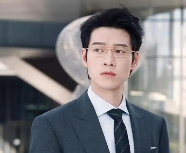 杨洋新剧惹争议,男女主角拿灭火器调情,错误示范遭官媒点名|灭火器|许