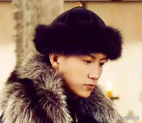 黄景瑜聪明绝顶,深谙"枪打出头鸟"的道理.