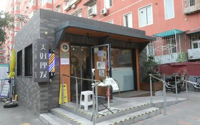 在小区大门附近极醒目的位置,就有一家"美好理发店".