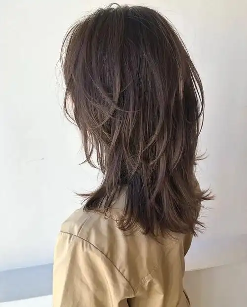 更广泛,很多发型师也从中增加了很多流行的元素,碎发刘海非常修饰脸型