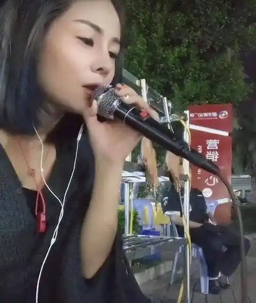 原创草根歌手花姐从大排档卖唱女到千万网红到底经历了什么