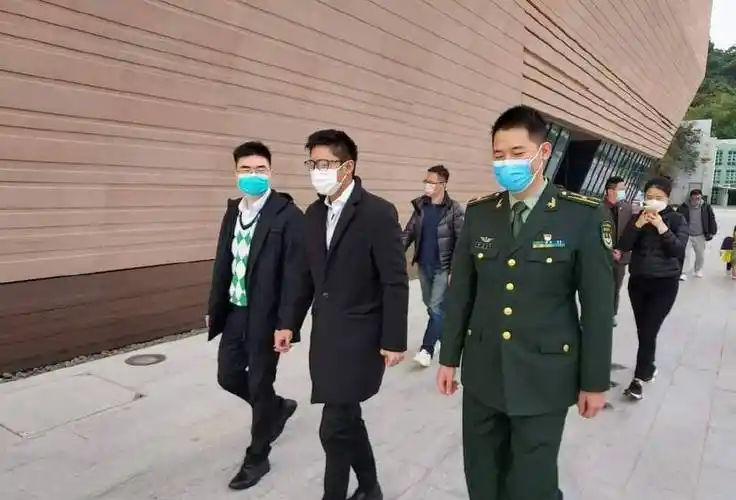 霍启山参加展览,穿风衣还戴一副眼镜,越来越有"老干部"的风采_活动