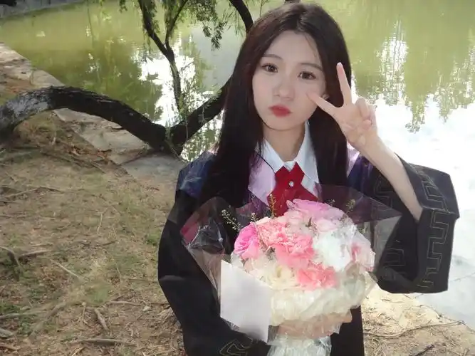 青春是无解的命题#学生时代 #毕业季 #女大学生 #学士服 - 抖音