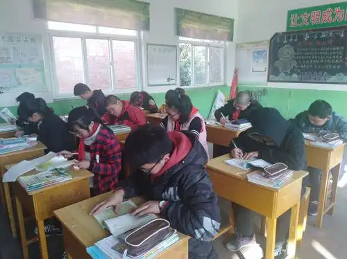 这是水南关回民小学下课时间学生在教室认真做作业的情景.