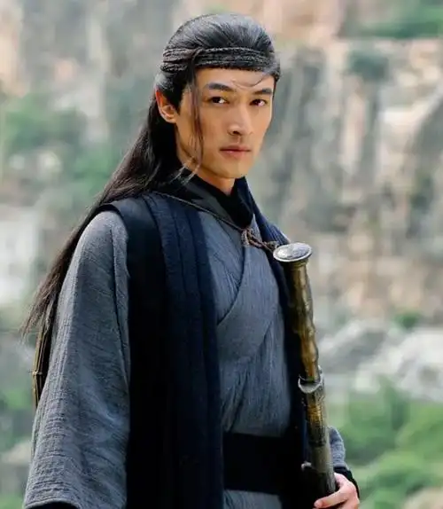 于是,不再想演古装剧的胡歌,接拍了不少别的角色,也尝试参演话剧