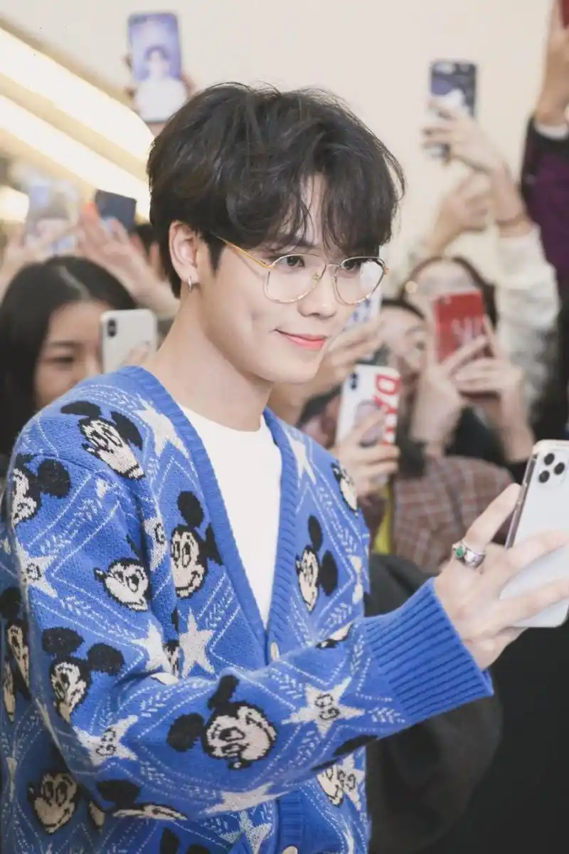 林彦俊的笑也太上头了,浅浅的酒窝,很是阳光