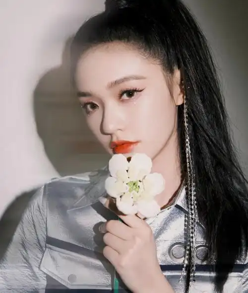 林允钻石链条高马尾