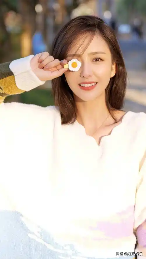 将暖意化为眸中笑意,佟丽娅拥抱温暖色彩_舞蹈_容颜_阳光