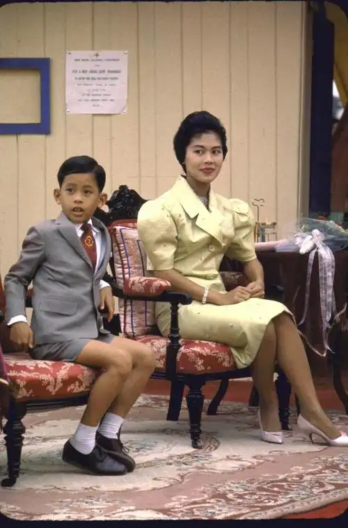 泰国新国王终于加冕然而这国王的履历简直比泰剧还夸张