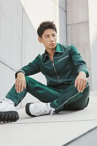钱泳辰春日写真曝光 墨绿运动装个性十足