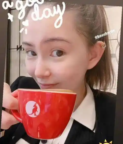 昆凌是没有化妆的,精致的鼻子还有扑闪扑闪的大眼睛即使在素颜状态下