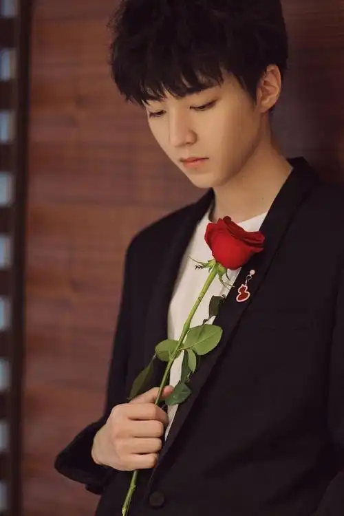 王俊凯与玫瑰花合拍合集,一起来过七夕吧