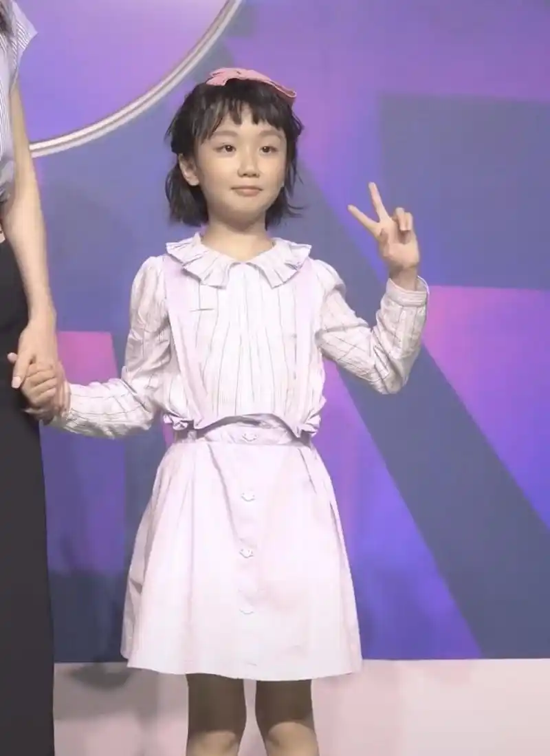 原创49岁洪欣带女儿走秀,腹部赘肉稍显圆润,7岁女儿五官神似张丹峰