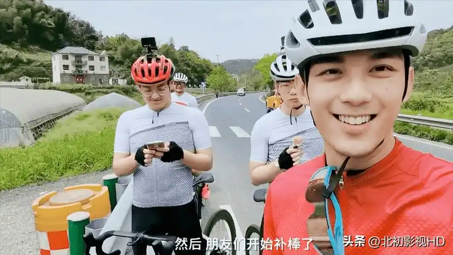 别人都是豪车加一群保镖和助理抵达现场,而吴磊骑着自行车就自己过来