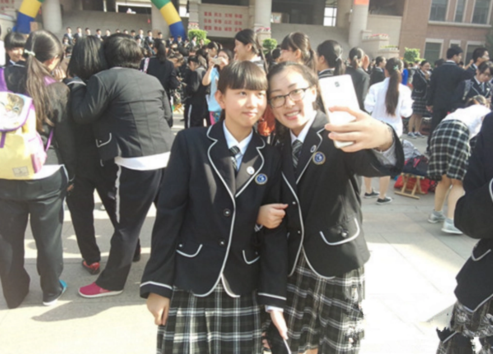 原创2000元天价校服惹争议穿6个月就褪色变形学校回应很硬气