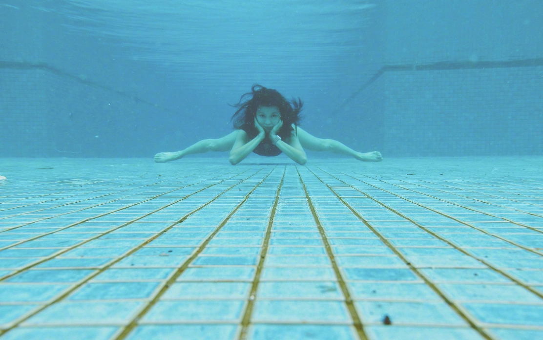 陈意涵怀孕6个月,晒游泳照孕肚明显,水下大片真的是太惊艳了!