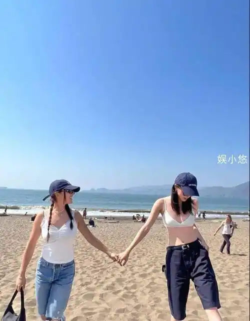 欧阳娜娜泳装照被公开羞辱:她的胸,碍了谁的眼?_身材_照片_沙滩