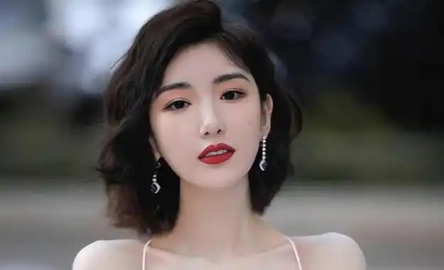 毛晓彤刚出生被父亲丢垃圾堆成名后却被父亲索要5000万赡养费