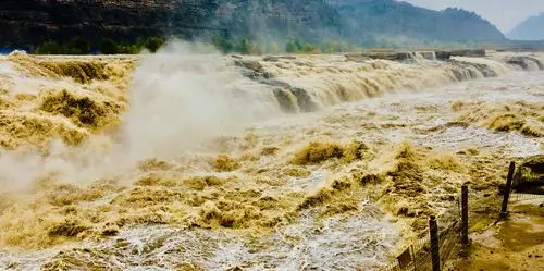 大气磅礴,气吞山河,每一秒钟浪花的姿态各不相同.