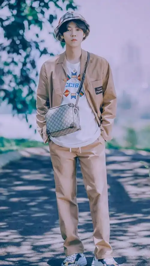 时尚休闲风鹿晗阳光帅气户外迷人写真