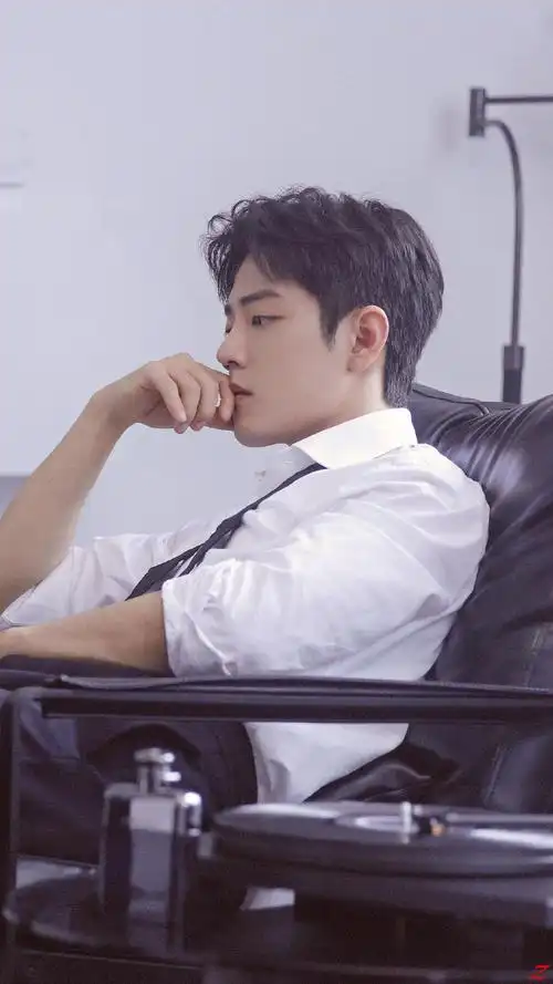 日常见肖战##肖战白衬衫花絮照九宫格