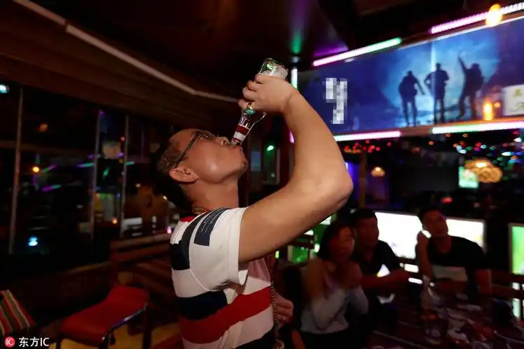 80后小伙开酒吧月入三万 拼命喝酒赚回头客