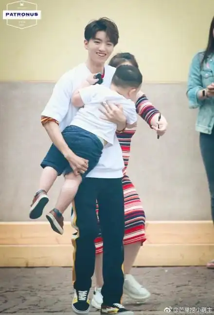 王俊凯抱娃如同抱吉他 新一期《中餐厅2》王俊凯抱娃路透照