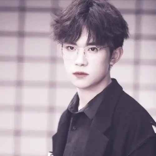 易烊千玺滤镜头像