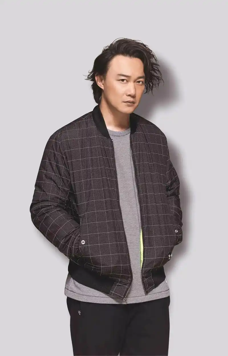 求这两张陈奕迅图片谢谢了 要高清的!