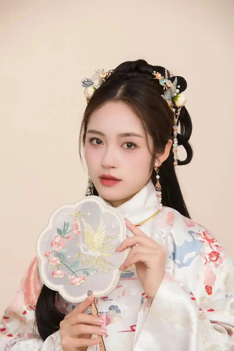 汉服 #分享照片 终不是那八面玲珑的女子,讨不了那四海人荒 - 抖音