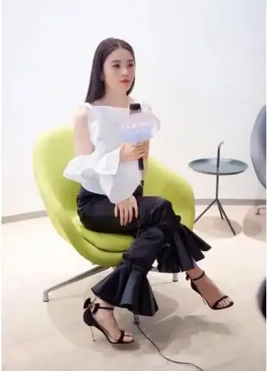 优雅女神赵韩樱子,穿搭浅蓝色连衣裙,仙气飘飘太美了