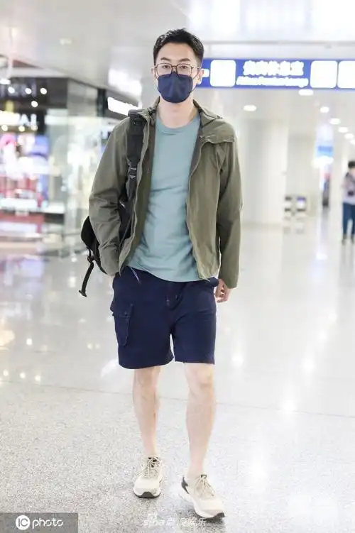 朱亚文暴雨天穿着依旧清凉 戴黑框眼镜斯文雅痞