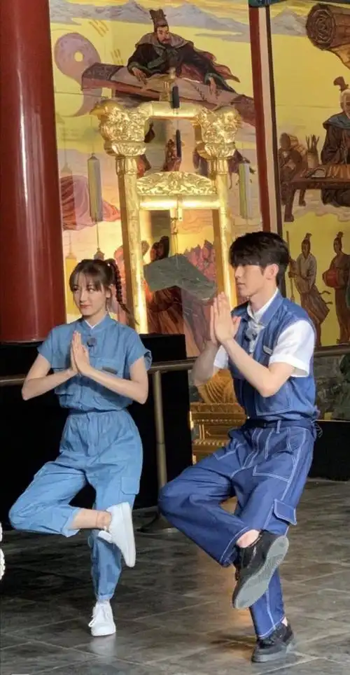 蔡徐坤迪丽热巴同框,生图被曝出,2人连摆搞怪动作气氛太欢乐