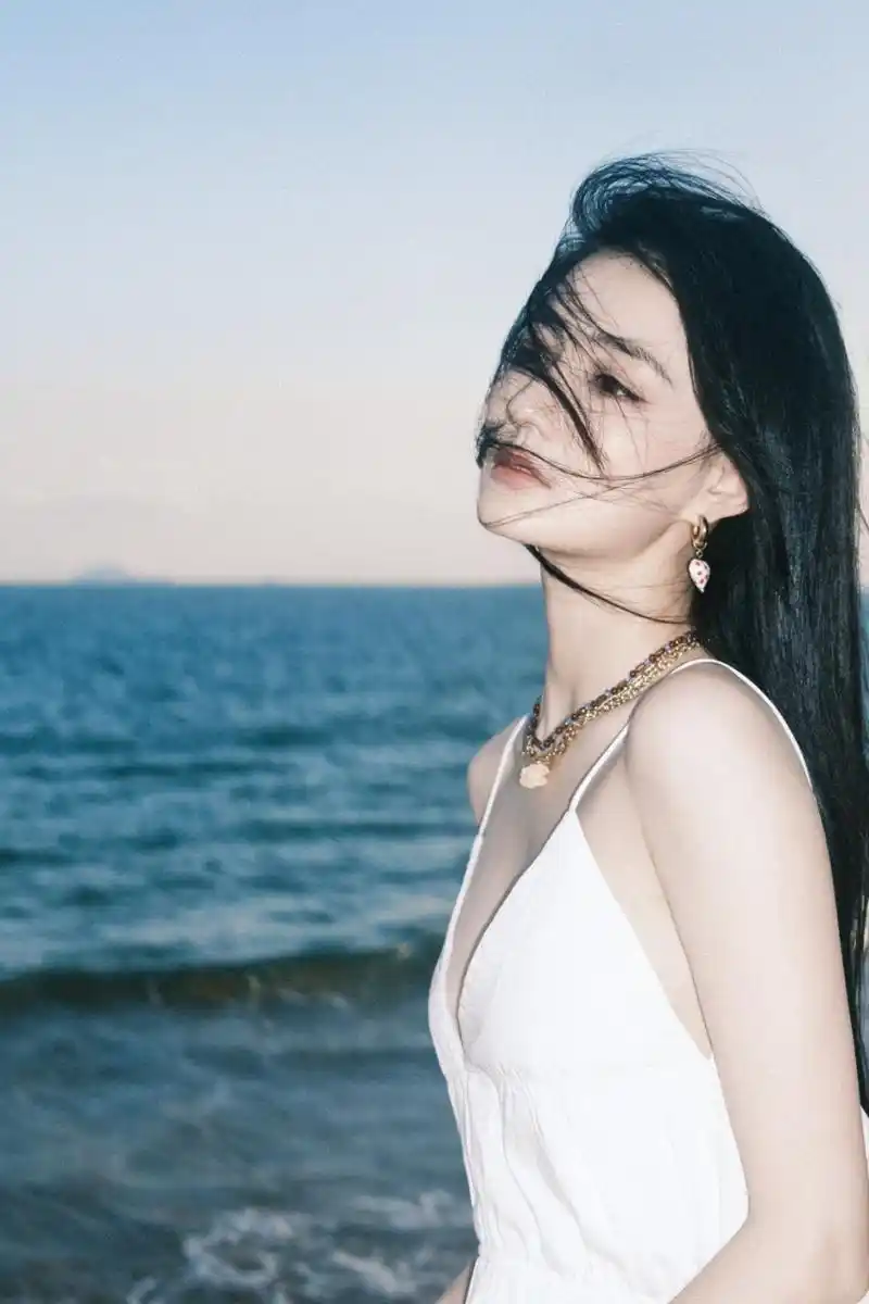 徐璐海边白裙写真,氛围感拉满#徐璐