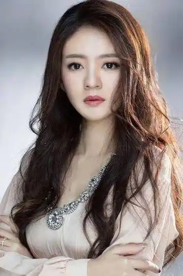 安以轩无论如何都是属于美人的,而且面五官条件是自带一些古典美的