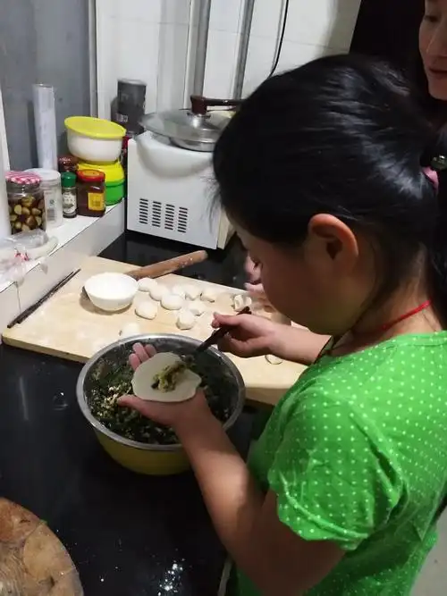 孩子长大了,在帮妈妈包饺子