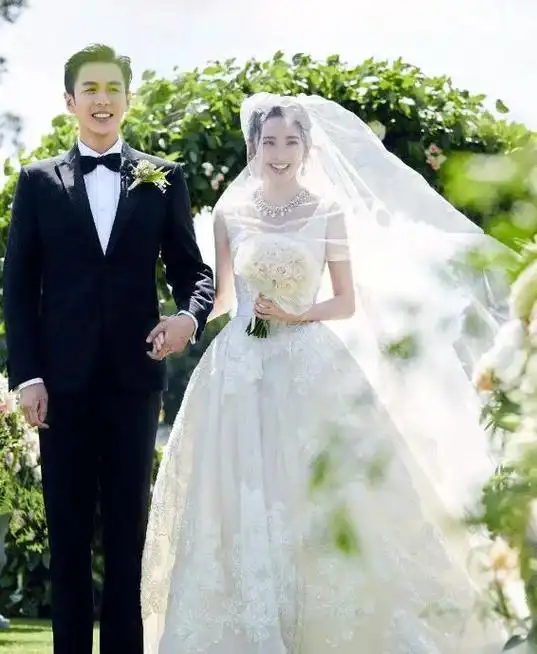 明星婚纱照:绝美的画面 多年过去了,这些明星婚纱照依然让人陶醉,他们