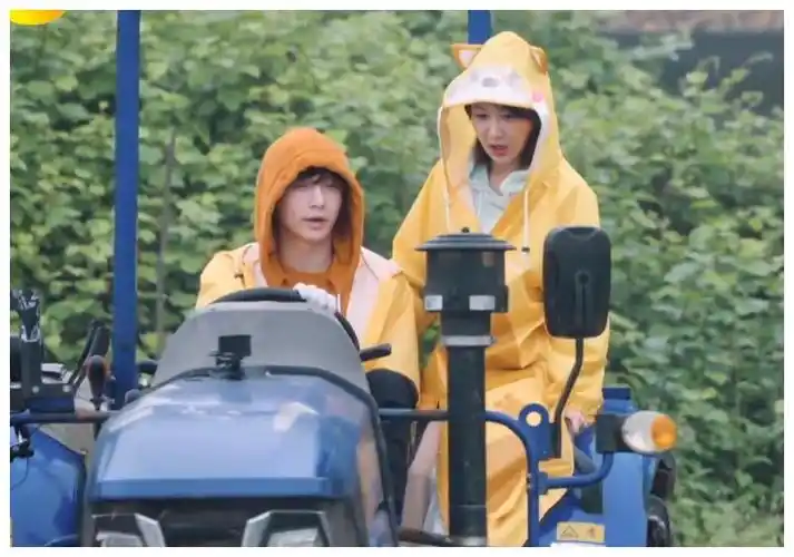 牵手搭肩张艺兴和杨紫你们现在都不避人了吗