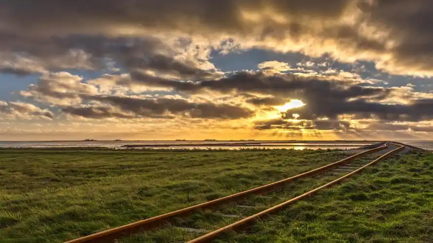 下载2560x1440 qhd高清 铁路,草,云,日落 壁纸, 图片