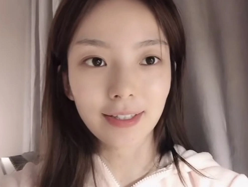 硬糖少女素颜时遇到镜头,陈卓璇淡定,看到张艺凡:她慌了!_手机搜狐网